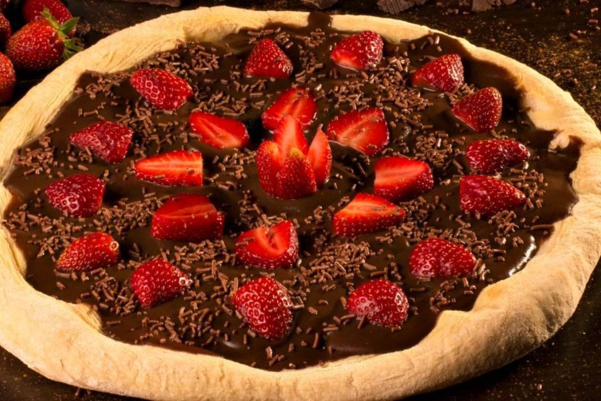 Pizza doce com morango